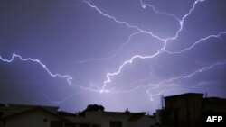 چارواکي وايي د تندرونو پرېوتو پېښو کې هم یوشمېر کسانو ته مرګژوبله اوښتې ده - پخوانی انځور.