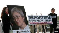 Reporteri bez granica demonstriraju u Parizu na godišnjicu ubistva Anne Politkovskaye, 5. oktobra 2007. godine