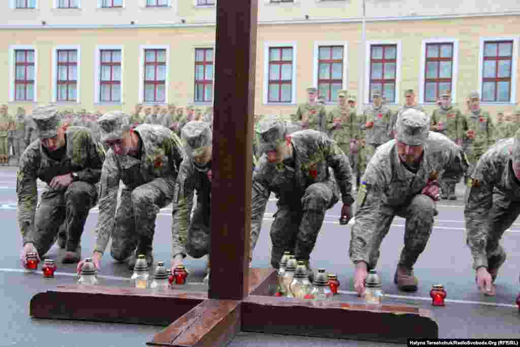 Близько тисячі курсантів Академії сухопутних військ імені Петра Сагайдачного у Львові хвилиною мовчання і молитвою вшанували жертв Другої світової війни. Посеред плацу Академії встановили дерев’яний хрест і до нього майбутні офіцери та військовослужбовці української армії поставили запалені лампадки.
