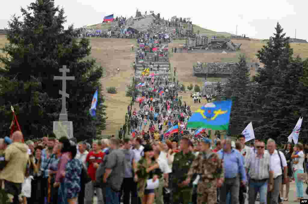 Бойовики підняли над Савур-Могилою прапори СРСР і угруповання «ДНР» до дня звільнення Донбасу від нацистів у Другій світовій війні (8 вересня). Фото: 7 вересня 2015 року