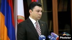 Հանրապետականի խոսնակ Էդուարդ Շարմազանովը ասուլիսի ժամանակ, արխիվ