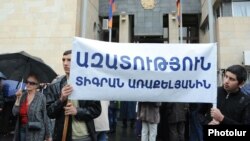 Մի խումբ ցուցարարներ պահանջում են ազատ արձակել Տիգրան Առաքելյանին, արխիվ