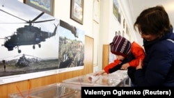 Голосування на одній з виборчих дільниць у Києві (архівне фото)
