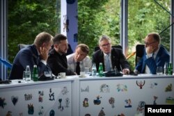 Європеські лідери – Дональд Туск, Володимир Зеленський, Еманнюель Макрон, Кір Стармер та Фрідрих Мерц телефонують Дональду Трампу 17 травня 2025 року під час саміту Європейської політичної спільноти в Тірані