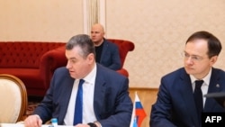 Ռուսական բանակցային թիմի ներկայացուցիչներ Լեոնիդ Սլուցկին (ձախ) և Վլադիմիր Մեդինսկին (աջ), 28-ը փետրվարի, 2022թ.