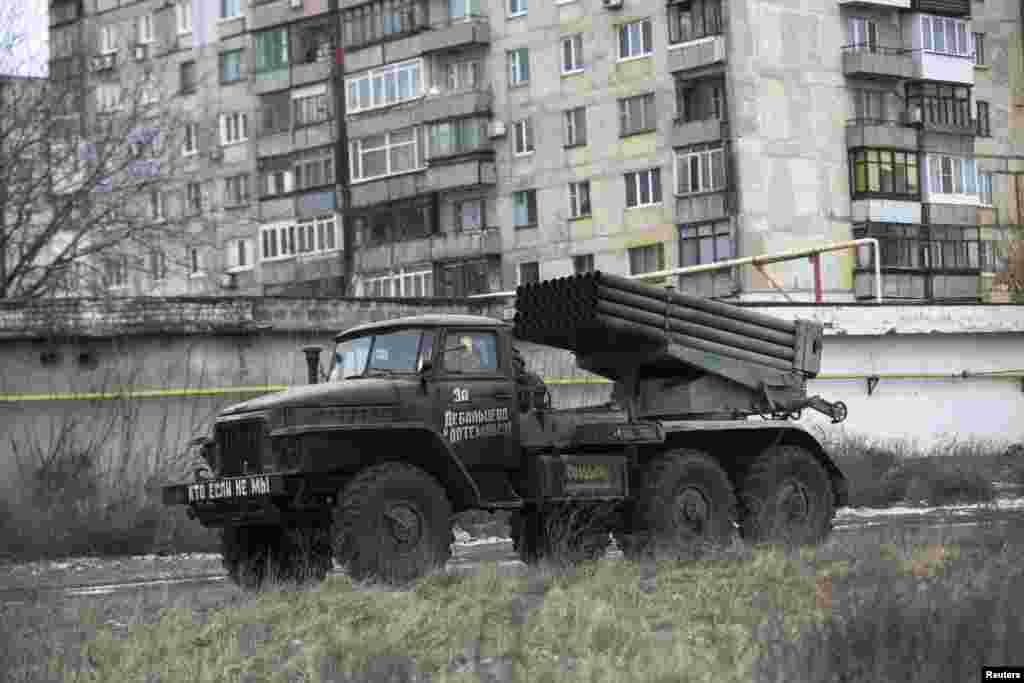 «Град» проросійських бойовиків серед житлових будинків у передмісті Донецька, 16 лютого 2015 року