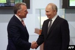 Президент России Владимир Путин пожимает руку представителю президента США Дональда Трампа Стиву Уиткоффу во время встречи в Санкт-Петербурге, 11 апреля 2025 года