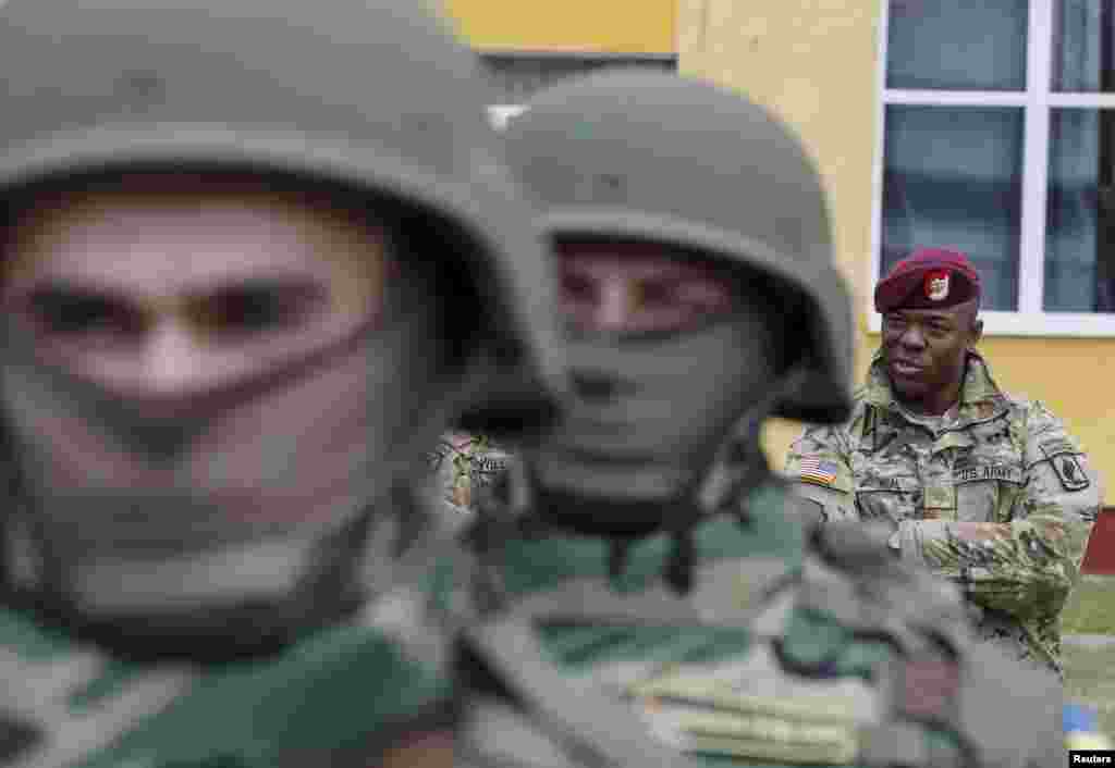 Військовослужбовець 173-ї повітряно-десантної бригади тактичної групи армії США та українські нацгвардійці на церемонії відкриття спільних навчань «Фіарлес Гардіан-2015» на Львівщині, 20 квітня 2015 року