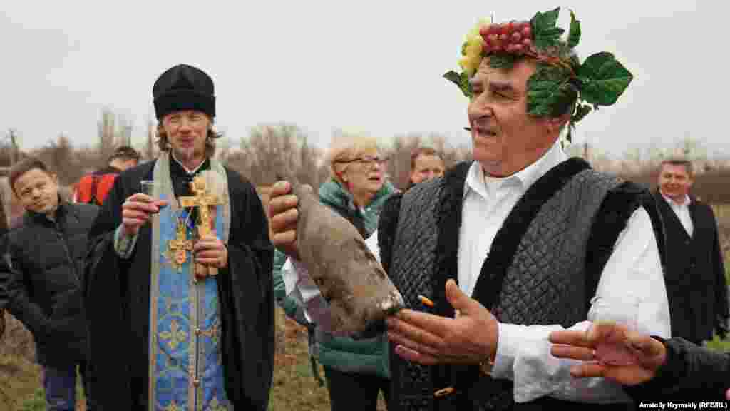 «Царем виноградарства и виноделия» Крыма в 2019 году стал Николай Донцов из Сакского района. Он винодел в третьем поколении. По его стопам пошли дети и внуки. На фото Донцов угощает участников праздника своим вином урожая 2008 года