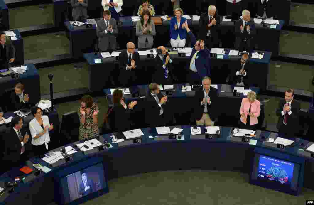 Депутати Європарламенту аплодують після спільної з українською Верховною Радою ратифікації Угоди про асоціацію з ЄС, Страсбург, 16 вересня 2014 року