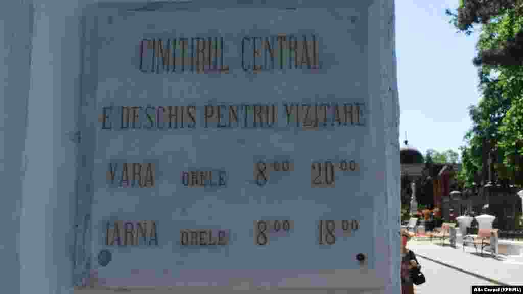 La intrarea în Cimitirul central (str. Armenească)
