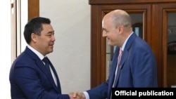 Predsjednik RSE Jamie Fly (desno) sastao se s kirgistanskim predsjednikom Sadirom Džaparovim u Biškeku u septembru 2021.