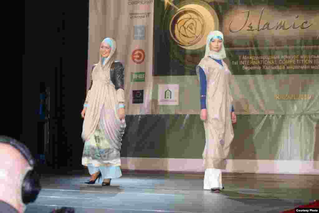 Казанда беренче тапкыр "Islamic clothes" халыкара мөселман модасы бәйгесе узды. Анда хатын-кызлар, ирләр һәм балалар өчен коллекцияләр тәкъдим ителде. Бәйгедә гомумән 40 модельер катнашты. Һәм 51 коллекциянең 10-ысы финалга узды. Дизайнерларның эше Pret-a-porte", "Du Luxe" һәм “Милли костюм” номинацияләре нигезендә бәяләнде. Беренче номинациядә жюри гран-при бирмәде. Калган ике номинациядә дә Казаннар җиңде: Эльмира Хаматова һәм Наҗия Вәлиева.