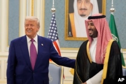 Президент США Дональд Трамп та принц Саудівської Аравії Мухаммад бін Салман під час зустрічі в Королівському палаці в Ер-Ріяді. Саудівська Аравія, 13 травня 2025 року