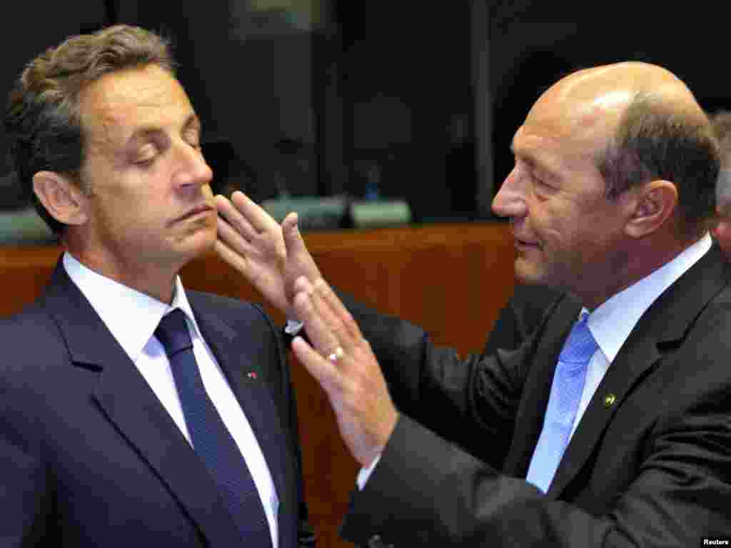 Prezident Sarkozy Brüsseldə Avropa Birliyi liderlərinin sammitində Rumıniya prezidenti Traian Basescu (sağda) ilə söhbət edir. 16 sentyabr 2010