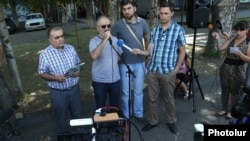 Armenia - Alek Yenigomshian, a leader of Founding Parliament, speaks at a news conference held near a police staiton in Yerevan seized by armed members of the opposition group, 25Jul2016.