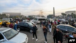 Jeňçiler prezident Başar al-Assady agdarandyklaryny yglan edenlerinden soň, 7-nji dekabrda Damaskyň Ummaýdan meýdançasynda adamlar gutlaýarlar.