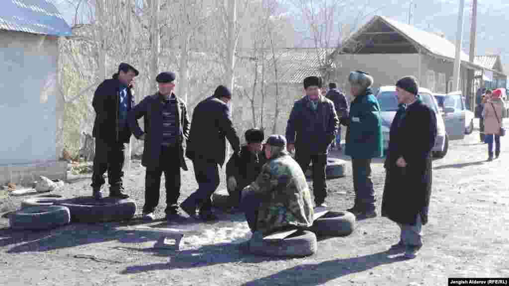 Аҳолии  маҳаллӣ дар кӯчаҳо дар Бодканд рӯзи 18-уми январ