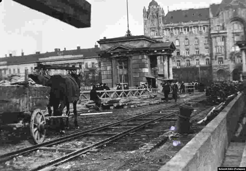 1914 рік. Роботи на мості Сечені. На задньому плані – палац Ґрешем, побудований у стилі модерн, де сьогодні розташований один із найрозкішніших готелів Будапешту