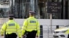 Ofițeri de poliție britanici patrulează în fața New Scotland Yard, în centrul Londrei. (fotografie de arhivă)
