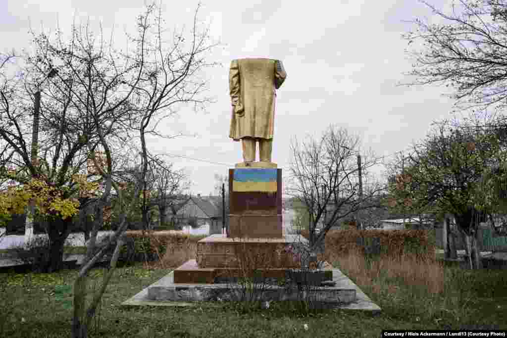 &laquo;Обезголовлений&raquo; Ленін стоїть у селі Шабо Одеської області