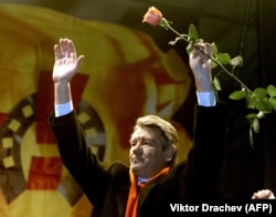 Viktor Iușcenko își salută susținătorii în timpul unui miting la Kiev pe 22 noiembrie 2004.