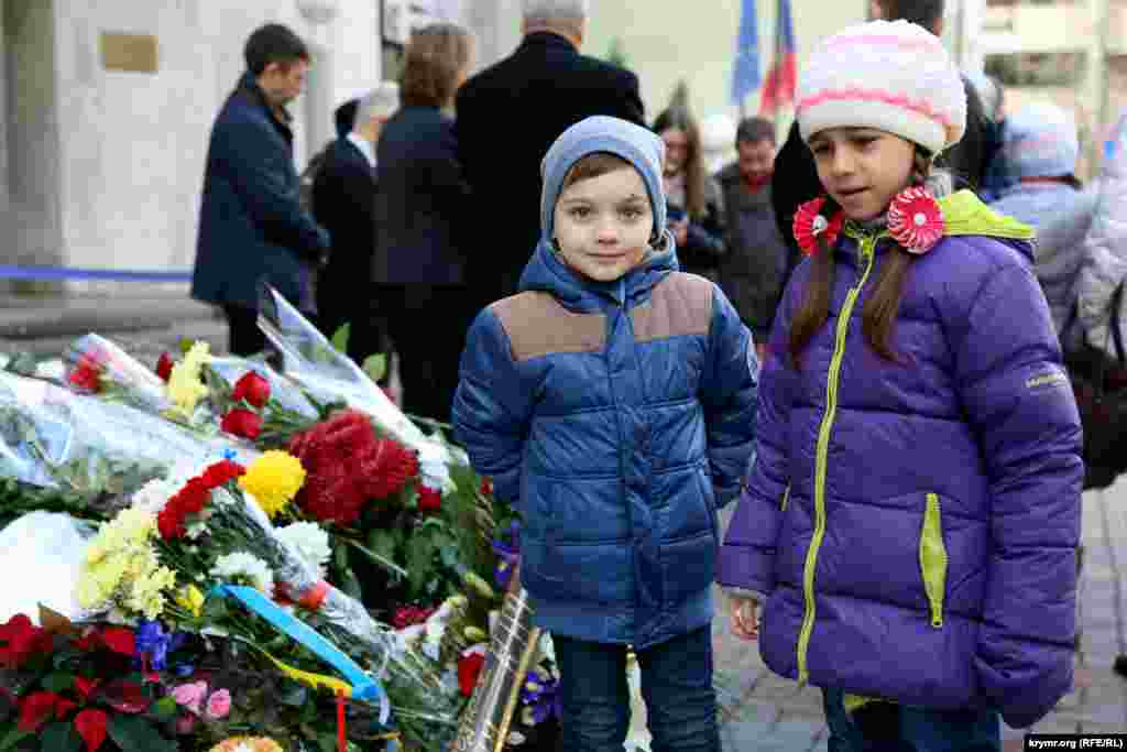 У Києві під стіни посольства Франції люди несуть квіти, щоб ушанувати пам’ять загиблих внаслідок серії терактів у Парижі, 15 листопада 2015 року ФОТОГАЛЕРЕЯ