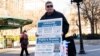 Житель Нью-Йорка на акции держит плакат «Украина – союзник Америки, Путинская Россия – наш общий враг». Январь 2022 года 