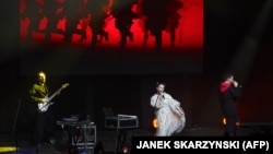 Монеточка и Noize MC (справа) на концерте в Польше