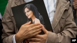 آبراهام کوپر در مجلس نمایندگان آمریکا عکس مهسا امینی را نشان داد