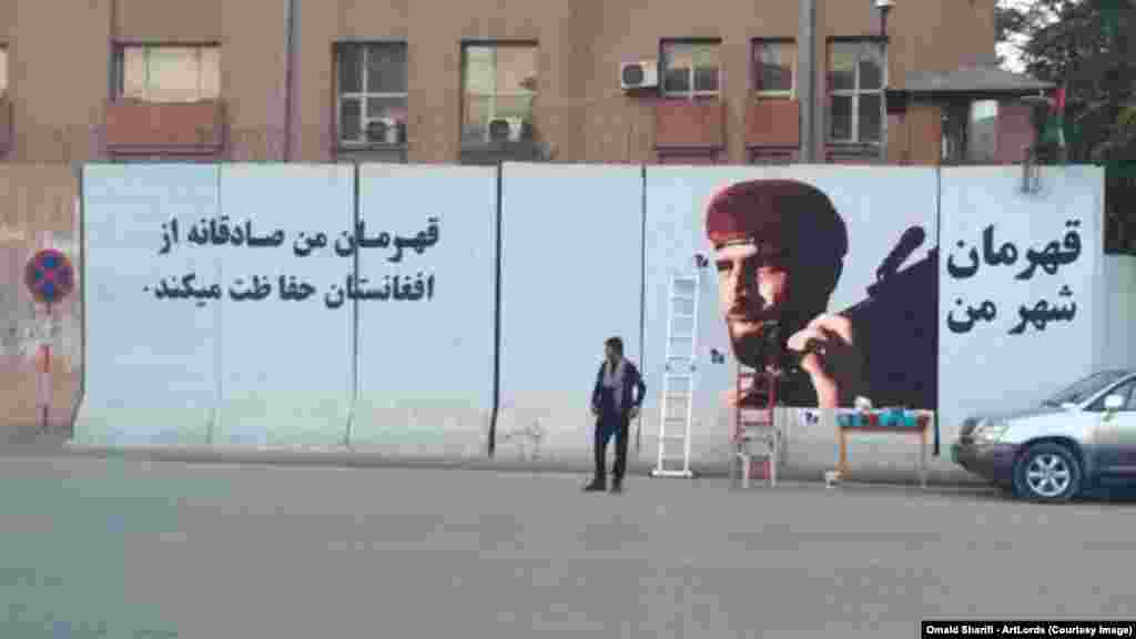 اتلان: په کابل کې هنرسالار ټولنه پر ديوالونه د انځورونو له لارې د "اصلي افغان اتلانو" په ګوته کولو لپاره کار کوي.