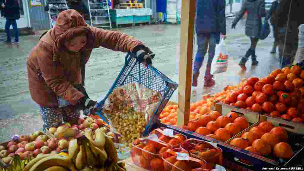 Только яблоки на рынке местные, все остальное – импортное