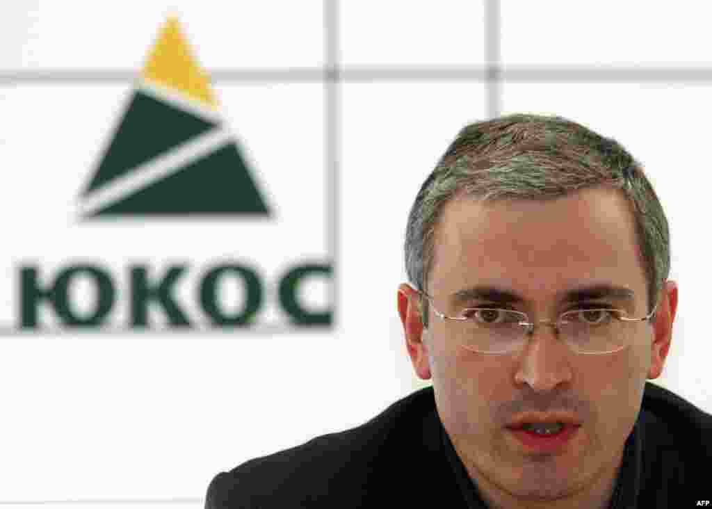 Ходорковский "алаяқтық жасады және салық төлеуден жалтарды" деген айып бойынша тұтқындаларынан бір ай бұрын ЮКОС штаб-пәтерінде отыр. Мәскеу, 2003 жылдың маусымы.