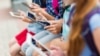 În timp ce majoritatea elevilor sunt foarte familiarizați cu tehnologia, sub o treime din adulții din România au competențe digitale de bază, mult sub media UE, de 54%. 