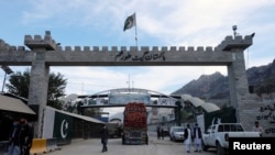 پر تورخم دروازه هره ورځ زرګونه کسان تګ راتګ کوي ـ پخوانی انځور.