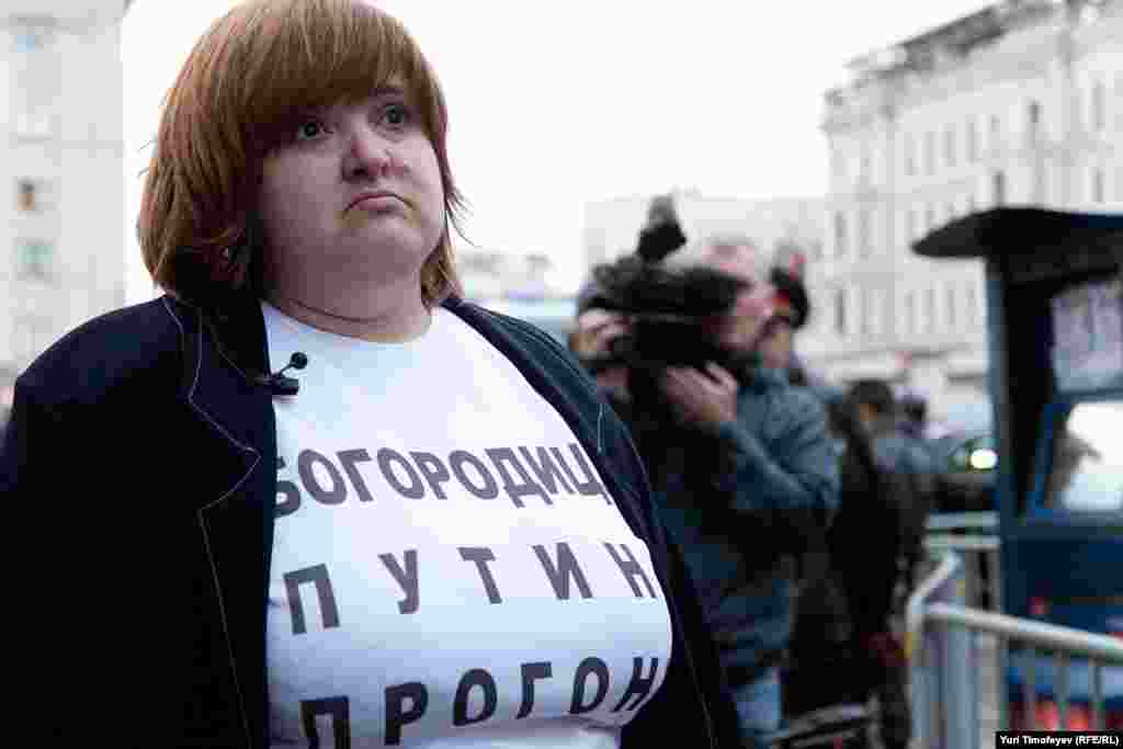 Адвоката Pussy Riot Виолетту Волкову не задержали даже за такую майку.