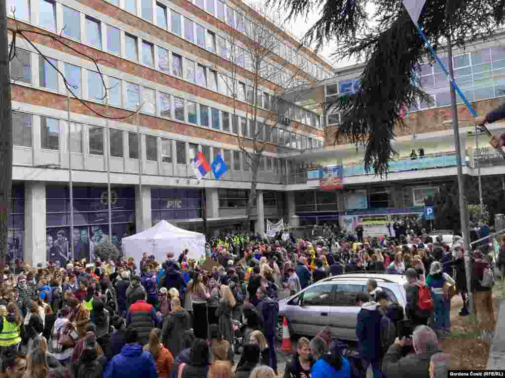 Portal RTS-a je objavio da su studenti došli i do objekata RTS-a na Košutnjaku, gde su stali ispred kapije. U dvorištu objektu RTS na Košutnjaku raspoređen je veliki broj policajaca, javlja taj portal.