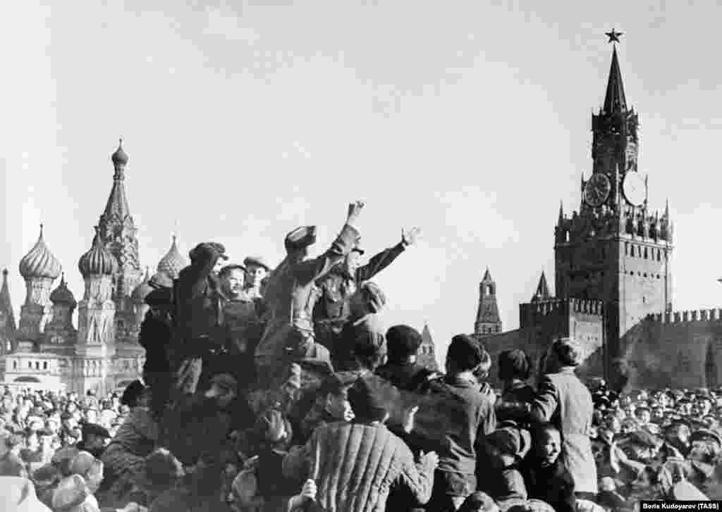 Торжества на Красной площади в Москве. Американец, свидетель того дня в Москве, вспоминал то время словами: «Все радовались, хотя у кого-то на глазах были слезы... Мы видели, как дипломаты в американском посольстве кидали с балкона шоколад, конфеты и игрушки»