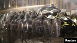 Грузия парламенті алдына жиналған наразыларды су шашып таратып жатқан полицияның арнайы жасағы. Тбилиси, 21 маусым 2019 жыл.