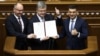 Порошенко підписав закон про закріплення євроатлантичного курсу України в Конституції