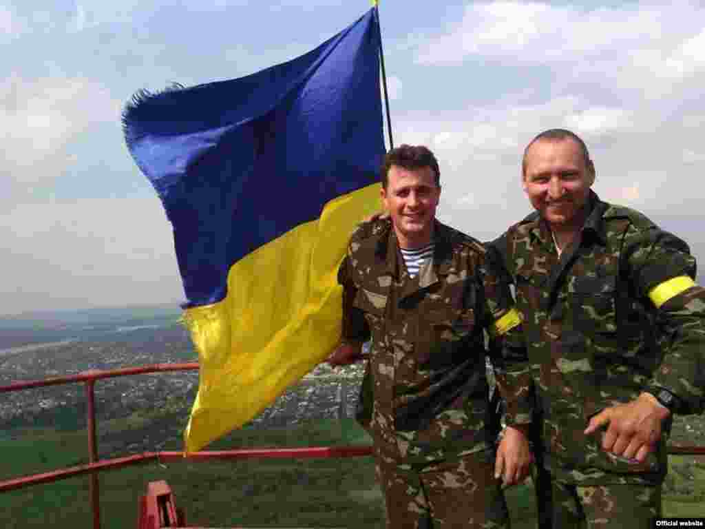 Українські солдати підняли державний прапор на горі Карачун, найвищій точці Слов’янська, 13 травня 2014 року