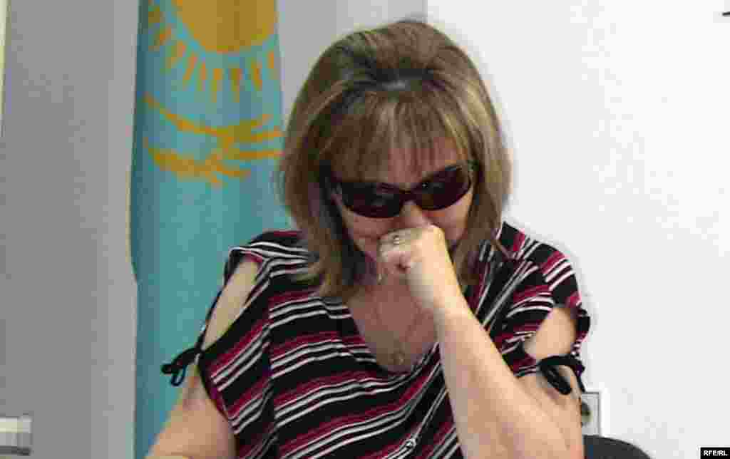 Тұтқындалған полиция офицері Талғат Қыстаубаевтың әйелі - Сара Сағындықова. Алматы, 1 шілде, 2009 жыл. - Полиция офицері Талғат Қыстаубаев топ-менеджер Мұхтар Жәкішевтің күзетшісі болып істеген. Ол да тұтқындалды. Алматы, 1 шілде, 2009 жыл.