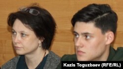 Анна Устинова, вдова журналиста Геннадия Бендицкого, скончавшегося 3 декабря 2017 года, и их сын Олег Бендицкий на судебном заседании в Медеуском районном суде. Алматы, 17 апреля 2018 года.
