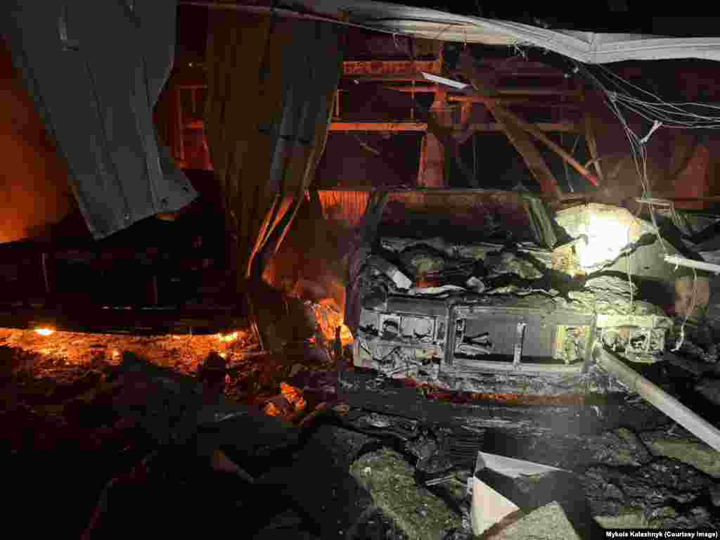 Această mașină distrusă pare a fi fost o mașină ZiL, de fabricație sovietică. Deteriorarea colecției de mașini de epocă a lui Ianukovici a fost cauzată de ceea ce autoritățile de la Kiev spun că au fost „resturi” care au căzut în timpul atacului cu drone rusești. 
