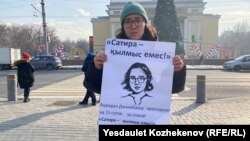 Активистка Oyan, Qazaqstan Акмарал Джакибаева проводит пикет в поддержку арестованного активиста Темирлана Енсебека. 21 января 2024 года