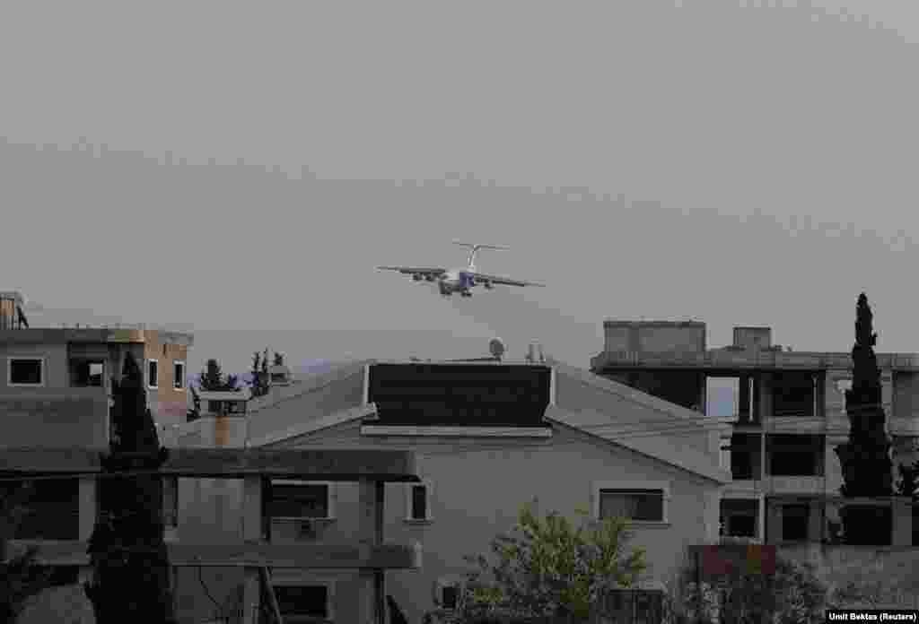 Un avion rusesc de transport se apropie de pista de aterizare. Pentru Bektas, noutatea cea mai neașteptată este că a putut fotografia baza: „În trecut, era imposibil să te duci la Latakia și să faci poze. Erai reținut pe loc.”