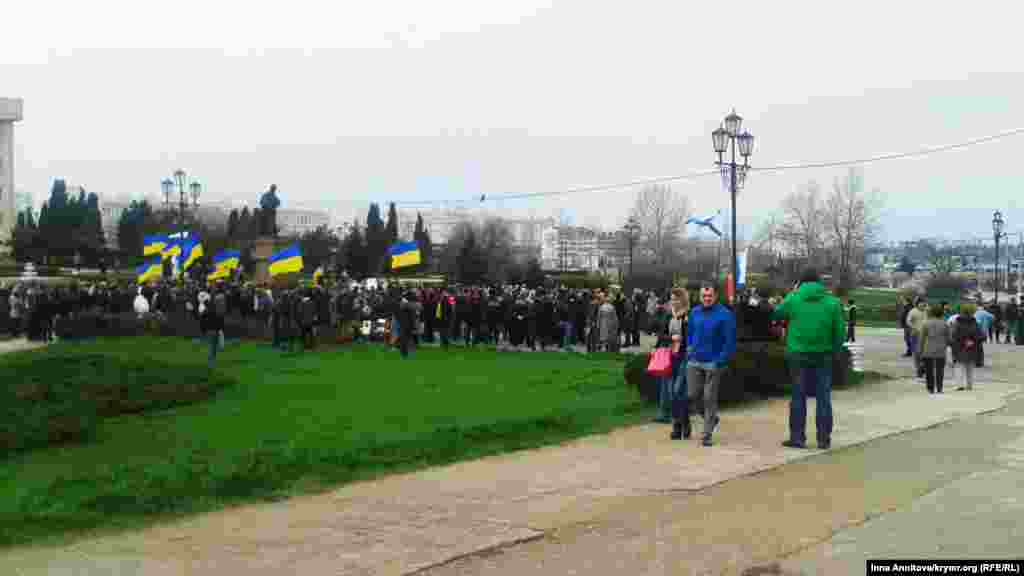 Менее ста украинских активистов были окружены российскими флагами. По периметру то там, то тут возникали стычки, в основном словесные перепалки, реже – драки. Не все в тот день добрались домой благополучно, были и побои, и попытки похищения украинцев Севастополь, 9 марта 2014 года, проспект Октябрьской Революции, сквер им. Тараса Шевченко