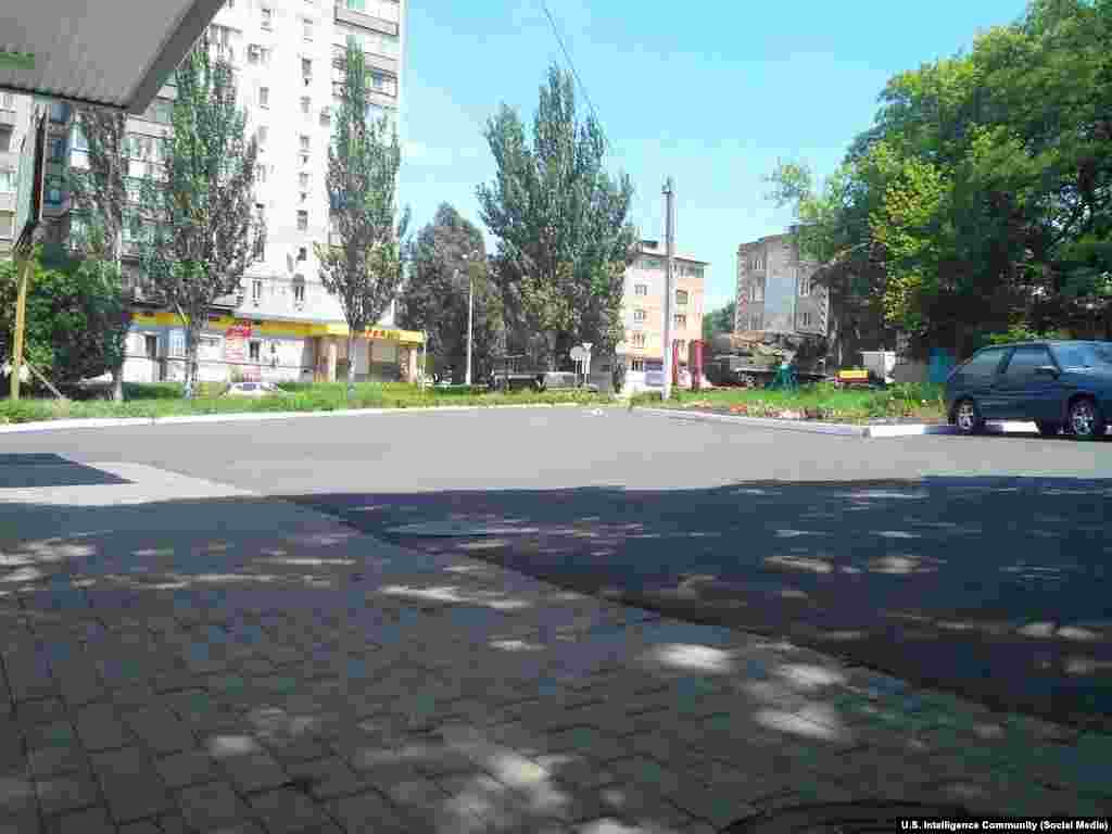 Акси нашршуда дар як шабакаи иҷтимоӣ гӯё ҳаракати мушакандози "Бук" ба самти Русия аз тариқи шаҳри Краснодонро нишон медиҳад. Мақомоти амрикоӣ ин аксро рӯзи 22 июл нашр карданд. "The Washington Post" менависад, ки ин акс даст доштани Русия дар ҳамла ба ҳавопаймои Малайзияро, ки 298 кушта ба ҷо гузошт, нишон медиҳад. 