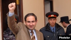 Armenia -- Jailed oppositionist Nikol Pashinian testifies in court, Yerevan, 04Mar2010