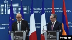 Ֆրանսիայի արտգործնախարար Ժան-Իվ Լը Դրիանը (ձ) և Հայաստանի արտգործնախարար Զոհրապ Մնացականյանը: